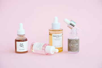Galactomyces Korean Skincare Serums und Essenzen auf rosafarbenem Hintergrund
